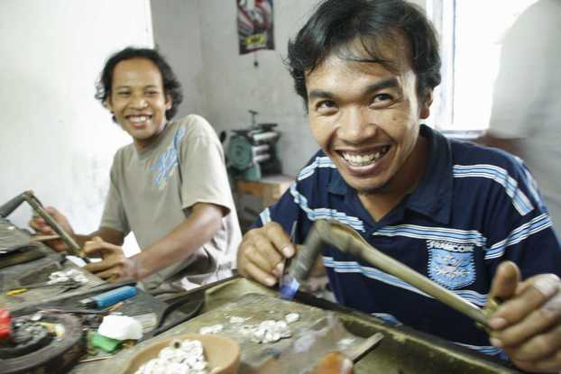 Artistica jewelry artisan at work